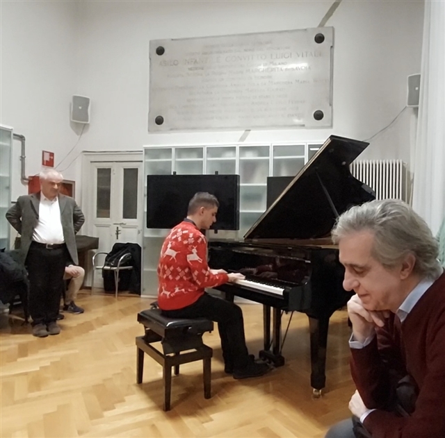 Gabriele al pianoforte con Francesco a sinistra e Domenico a destra
