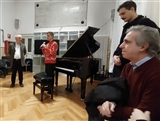 Gabriele al microfono presenta i brani