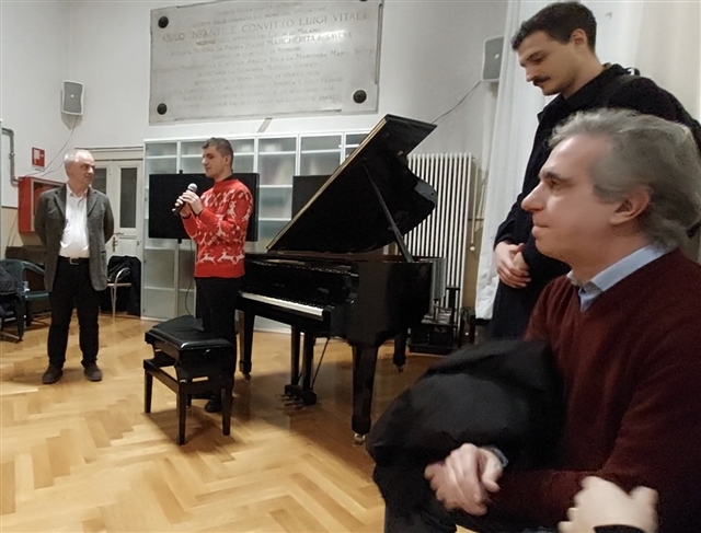 Gabriele al microfono presenta i brani