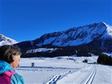 La Coccolina di profilo con davanti le montagne e sopra un cielo azzurrissimo che incornicia una debolissima falce di luna.