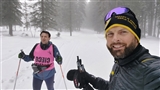 Josè e Gabriele nel bosco nebbioso nella discesa e risalita da Malga Costa.