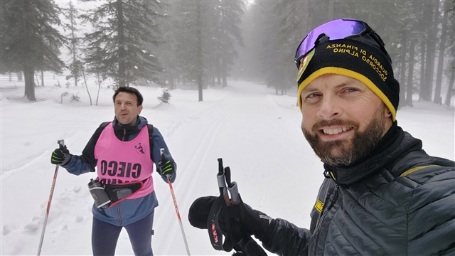 Josè e Gabriele nel bosco nebbioso nella discesa e risalita da Malga Costa.