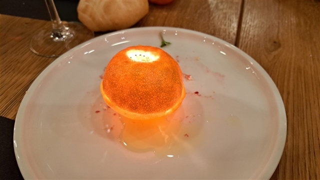 La lanterna fatta con la buccia del mandarino accesa sul piattino sparge il suo delizioso profumo.
