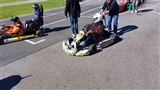 I Go Kart sulla pista che passano davanti al punto di partenza.