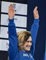 Martina Sul Podio Sorridente Con Le Braccia Al Cielo.