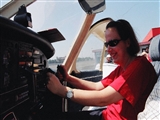 Michela seduta all'interno ai comandi dell'aereo