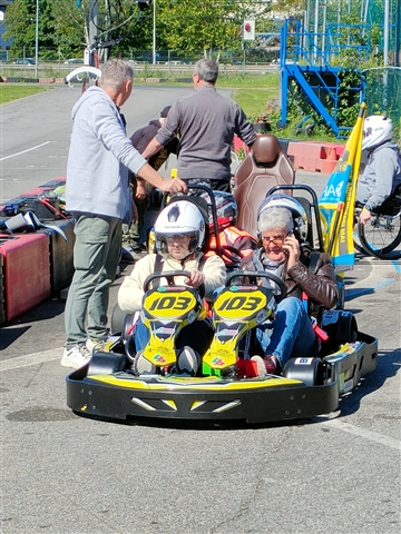 Josè imbragato sul Go Kart prima della partenza.