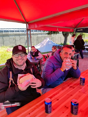 Max e Josè con in mano i succulenti panini con salamella, peperone e cipolla.