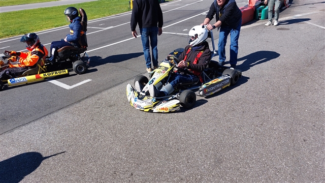 I Go Kart sulla pista che passano davanti al punto di partenza.