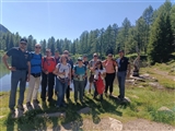 Foto di gruppo vicino al laghetto di Sampellegrino. I magnifici otto accompagnati dai poliziotti con il laghetto a far bella mostra di se.