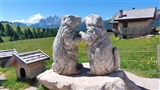 All'arrivo a Fuciade una scultura di due marmotte in legno con i monti a far loro da cornice.