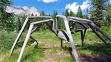 Una scultura di un ragno enorme nei pressi del laghetto di Sampellegrino.