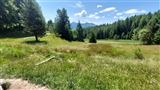 Una stupenda vista panoramica della vallata nei pressi del maso dello spek con i suoi bei monti ricchi di lussureggiante vegetazione.